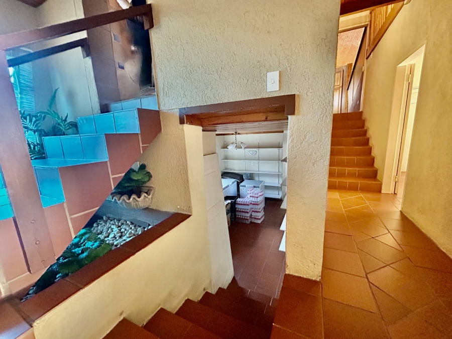 6 Bedroom Property for Sale in Schoemansville North West